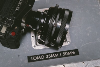 黑色Lomo单反相机灰色地板表面
